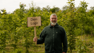Sören mit individualisierbarem Schild bei einer Baumaktion